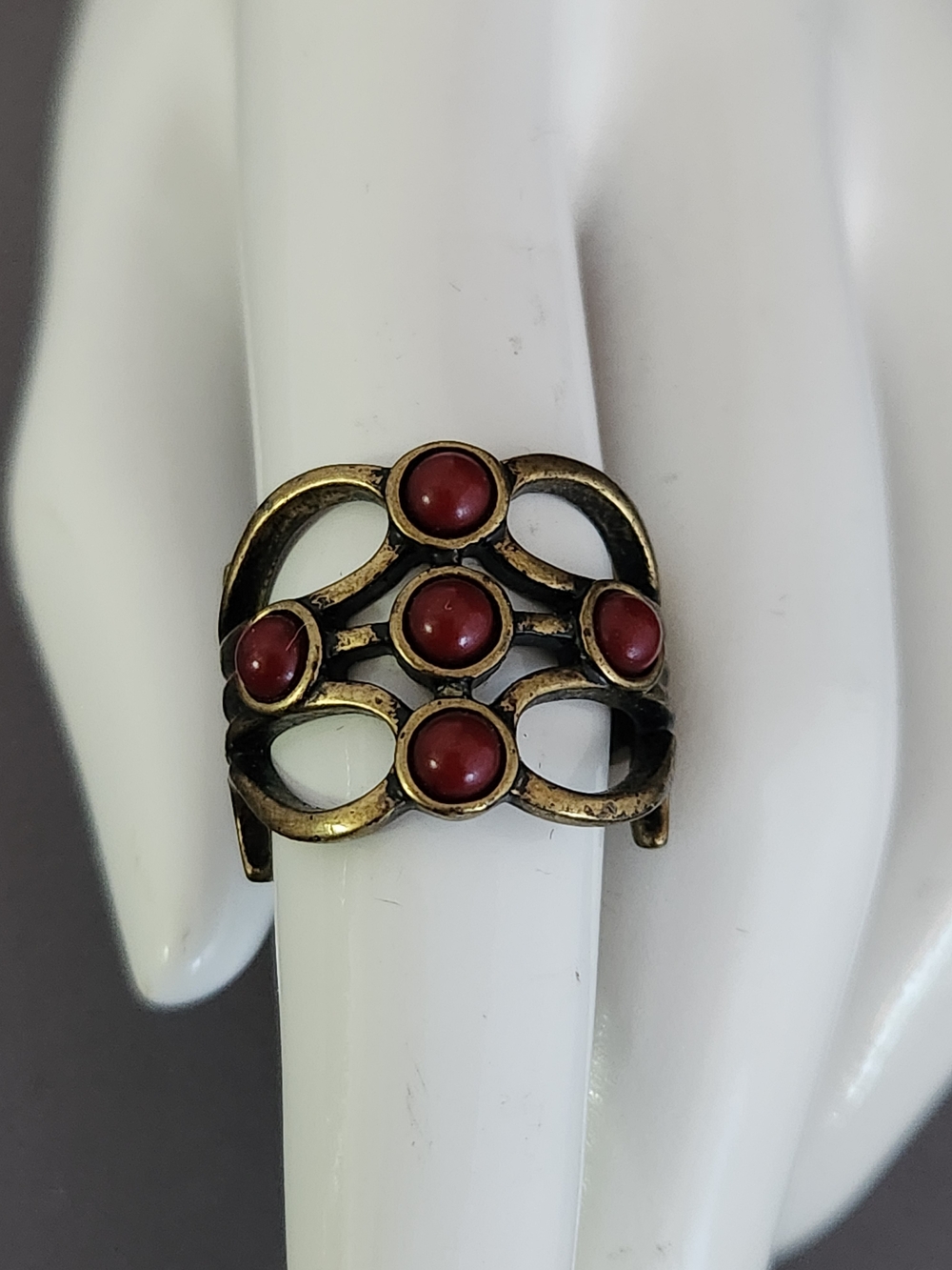 Antique-Style Red Stone Openwork Ring